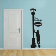 Durakta Bekleyen Kadın Duvar Sticker